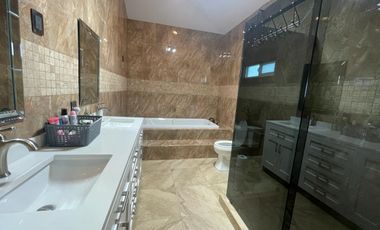 Se Renta Amplia Residencia Amueblada en el Fraccionamiento Cuesta Blanca de dos plantas.