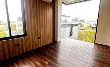 EJE - FOR SALE: 5-Bedroom Single-Family House in Greenwoods Executive Village, Taytay, Rizal