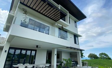 5-Bedroom House in Ayala Westgrove Heights with Swimming Pool & Nice View of Mountain, Lake & City Skyline