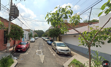 Casa ubicada en colonia Moderna, Guadalajara, Jalisco. Con 5 recamaras y 241m2. Muy cerca de la Glorieta Niños Héroes.
