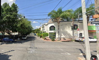 Casa ubicada en colonia Oblatos , Guadalajara, Jalisco. Con 3 recamaras y 122m2. Con salida a la Glorieta del Obrero.