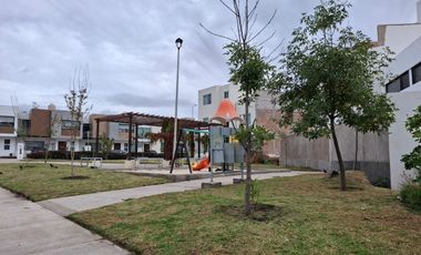 Casa en renta amueblada en el refugio en privada Bojai