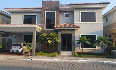 Venta de casa en Samborondon km 4.5 Guayaquil Ecuador cerca UEES, Plaza Batan