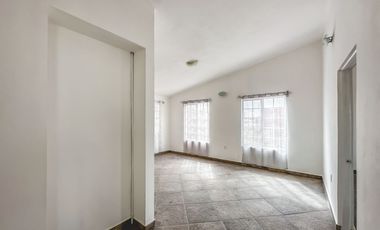 CASA EN VENTA CON 2 SUITS INDEPENDIENTES, UBICADA EN LA CALERA.