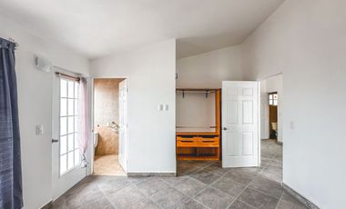 CASA EN VENTA CON 2 SUITS INDEPENDIENTES, UBICADA EN LA CALERA.