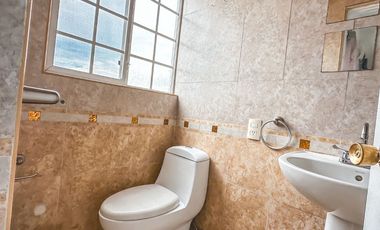 CASA EN VENTA CON 2 SUITS INDEPENDIENTES, UBICADA EN LA CALERA.