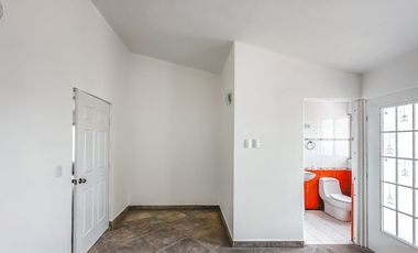 CASA EN VENTA CON 2 SUITS INDEPENDIENTES, UBICADA EN LA CALERA.