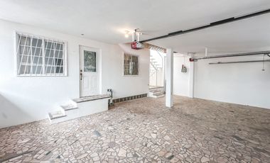CASA EN VENTA CON 2 SUITS INDEPENDIENTES, UBICADA EN LA CALERA.