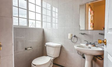 CASA EN VENTA CON 2 SUITS INDEPENDIENTES, UBICADA EN LA CALERA.