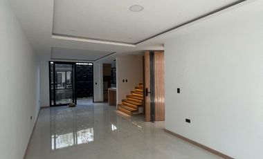 MODERNA CASA VIP DE VENTA, Sector Ricaurte Colegio Sudamericano C1405