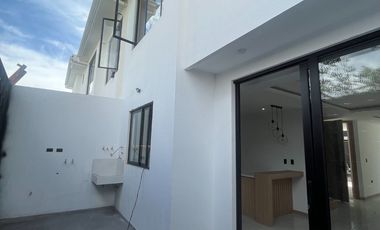 MODERNA CASA VIP DE VENTA, Sector Ricaurte Colegio Sudamericano C1405