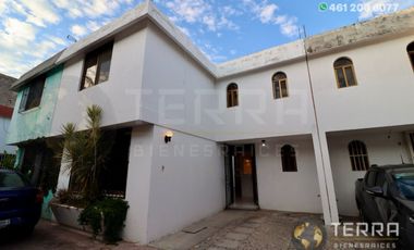 SE RENTA CASA🌳 🏡 🌳 EN JARDINES DE CELAYA 1ERA SECCION A LA VUELTA DE CHEDRAUI EN UNA PRIVADITA DE 15 CASAS SOBRE CALLE TABACHINES  Celaya  Gto. 3 H