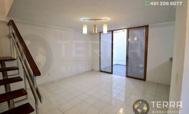 SE RENTA CASA🌳 🏡 🌳 EN JARDINES DE CELAYA 1ERA SECCION A LA VUELTA DE CHEDRAUI EN UNA PRIVADITA DE 15 CASAS SOBRE CALLE TABACHINES  Celaya  Gto. 3 H