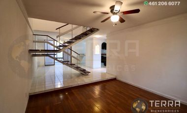 SE RENTA CASA🌳 🏡 🌳 EN JARDINES DE CELAYA 1ERA SECCION A LA VUELTA DE CHEDRAUI EN UNA PRIVADITA DE 15 CASAS SOBRE CALLE TABACHINES  Celaya  Gto. 3 H
