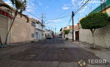 SE RENTA CASA🌳 🏡 🌳 EN JARDINES DE CELAYA 1ERA SECCION A LA VUELTA DE CHEDRAUI EN UNA PRIVADITA DE 15 CASAS SOBRE CALLE TABACHINES  Celaya  Gto. 3 H