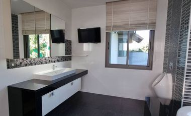 single house for sale, modern style, luxury. Chaloem Phrakiat 30 with swimming pool, living area 780 sq m., size 495 sqw., parking for 10 cars, with f