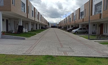 Venta de casa por estrenar en Llano grande