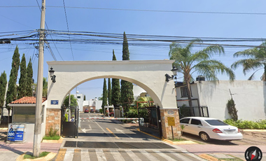 Casa en condominio ubicada en colonia Los Olivos II, San Pedro Tlaquepaque con 3 recamaras y 120m2. A unos minutos de Bodega Aurrera Toluquilla.