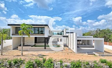 Casa en Venta en Cancun en Residencial Lagos del Sol con Cine y Alberca