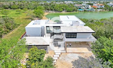 Casa en Venta en Cancun en Residencial Lagos del Sol con Cine y Alberca