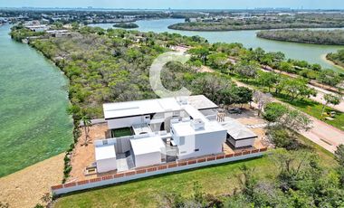 Casa en Venta en Cancun en Residencial Lagos del Sol con Cine y Alberca