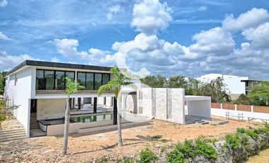 Casa en Venta en Cancun en Residencial Lagos del Sol con Cine y Alberca