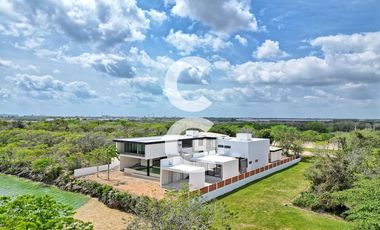 Casa en Venta en Cancun en Residencial Lagos del Sol con Cine y Alberca
