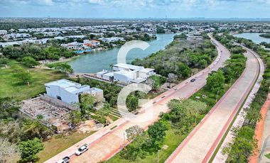 Casa en Venta en Cancun en Residencial Lagos del Sol con Cine y Alberca