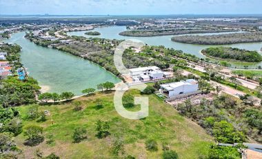 Casa en Venta en Cancun en Residencial Lagos del Sol con Cine y Alberca