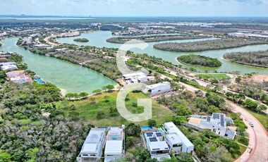 Casa en Venta en Cancun en Residencial Lagos del Sol con Cine y Alberca
