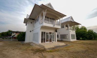 Proven Opportunity! Earn 1 Million THB Monthly!    For Sale! Developed Land with a Home Café   Located on Phetkasem Road, Tha Yang, Phetchaburi. Perfe