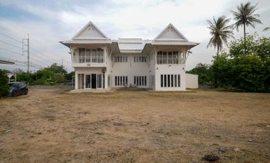 Proven Opportunity! Earn 1 Million THB Monthly!    For Sale! Developed Land with a Home Café   Located on Phetkasem Road, Tha Yang, Phetchaburi. Perfe
