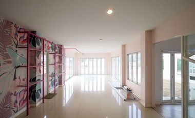 Proven Opportunity! Earn 1 Million THB Monthly!    For Sale! Developed Land with a Home Café   Located on Phetkasem Road, Tha Yang, Phetchaburi. Perfe