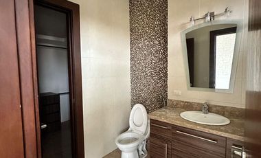 Samborondon, Renta de Hermosa Casa con Piscina con o sin muebles