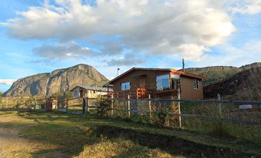 VENDO PARCELA CON 2 CASAS, DISTANTE A 5 KILÓMETROS DE LA PLAZA DE COYHAIQUE - CAMINO A LAS BANDURRIAS.-