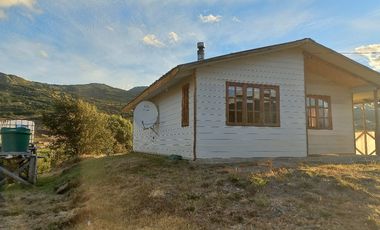 VENDO PARCELA CON 2 CASAS, DISTANTE A 5 KILÓMETROS DE LA PLAZA DE COYHAIQUE - CAMINO A LAS BANDURRIAS.-