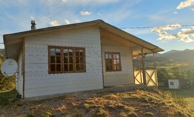 VENDO PARCELA CON 2 CASAS, DISTANTE A 5 KILÓMETROS DE LA PLAZA DE COYHAIQUE - CAMINO A LAS BANDURRIAS.-