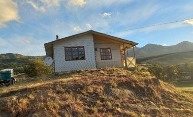 VENDO PARCELA CON 2 CASAS, DISTANTE A 5 KILÓMETROS DE LA PLAZA DE COYHAIQUE - CAMINO A LAS BANDURRIAS.-