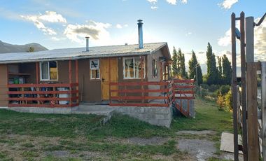 VENDO PARCELA CON 2 CASAS, DISTANTE A 5 KILÓMETROS DE LA PLAZA DE COYHAIQUE - CAMINO A LAS BANDURRIAS.-