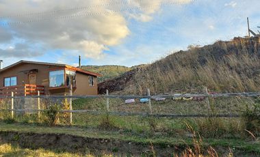 VENDO PARCELA CON 2 CASAS, DISTANTE A 5 KILÓMETROS DE LA PLAZA DE COYHAIQUE - CAMINO A LAS BANDURRIAS.-