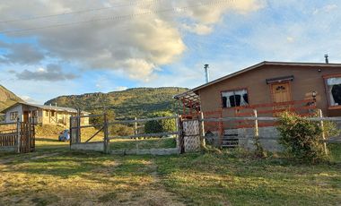 VENDO PARCELA CON 2 CASAS, DISTANTE A 5 KILÓMETROS DE LA PLAZA DE COYHAIQUE - CAMINO A LAS BANDURRIAS.-