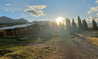 VENDO PARCELA CON 2 CASAS, DISTANTE A 5 KILÓMETROS DE LA PLAZA DE COYHAIQUE - CAMINO A LAS BANDURRIAS.-