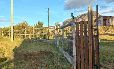 VENDO PARCELA CON 2 CASAS, DISTANTE A 5 KILÓMETROS DE LA PLAZA DE COYHAIQUE - CAMINO A LAS BANDURRIAS.-