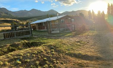 VENDO PARCELA CON 2 CASAS, DISTANTE A 5 KILÓMETROS DE LA PLAZA DE COYHAIQUE - CAMINO A LAS BANDURRIAS.-