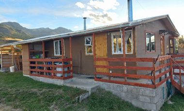 VENDO PARCELA CON 2 CASAS, DISTANTE A 5 KILÓMETROS DE LA PLAZA DE COYHAIQUE - CAMINO A LAS BANDURRIAS.-