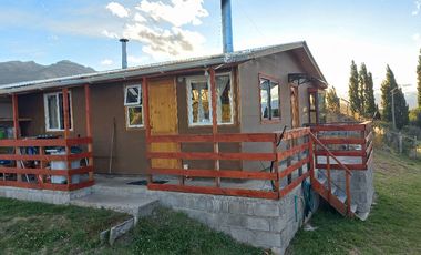 VENDO PARCELA CON 2 CASAS, DISTANTE A 5 KILÓMETROS DE LA PLAZA DE COYHAIQUE - CAMINO A LAS BANDURRIAS.-