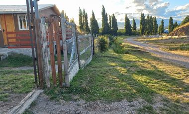 VENDO PARCELA CON 2 CASAS, DISTANTE A 5 KILÓMETROS DE LA PLAZA DE COYHAIQUE - CAMINO A LAS BANDURRIAS.-