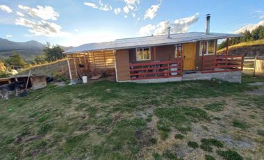 VENDO PARCELA CON 2 CASAS, DISTANTE A 5 KILÓMETROS DE LA PLAZA DE COYHAIQUE - CAMINO A LAS BANDURRIAS.-