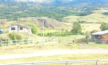 VENDO PARCELA CON 2 CASAS, DISTANTE A 5 KILÓMETROS DE LA PLAZA DE COYHAIQUE - CAMINO A LAS BANDURRIAS.-