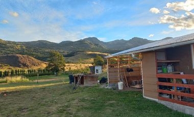 VENDO PARCELA CON 2 CASAS, DISTANTE A 5 KILÓMETROS DE LA PLAZA DE COYHAIQUE - CAMINO A LAS BANDURRIAS.-